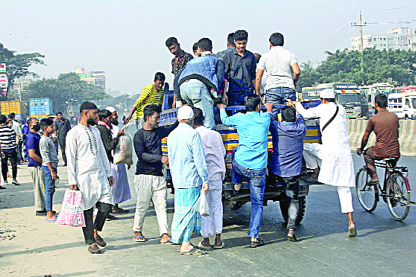 রাজধানীতে গণপরিবহন কম থাকায় সাধারণ মানুষ ভোগান্তিতে