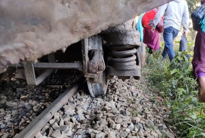 ৩ ঘণ্টা পর ময়মনসিংহে ট্রেন চলাচল শুরু 

