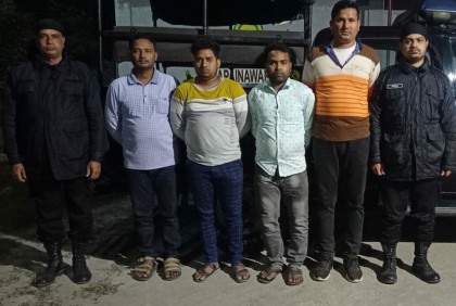 চাঁপাইনবাবগঞ্জে পিস্তল ও গুলিসহ আটক ৪