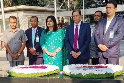 জাতির পিতার প্রতিকৃতিতে প্রধানমন্ত্রীর নবনিযুক্ত সচিবদ্বয়ের শ্রদ্ধা নিবেদন