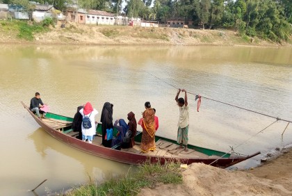 সেতুর অভাবে ঝুঁকি নিয়ে নদী পারাপার