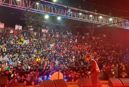জাহাঙ্গীরনগর মেতেছে 'নদী রক্স কনসার্টে'