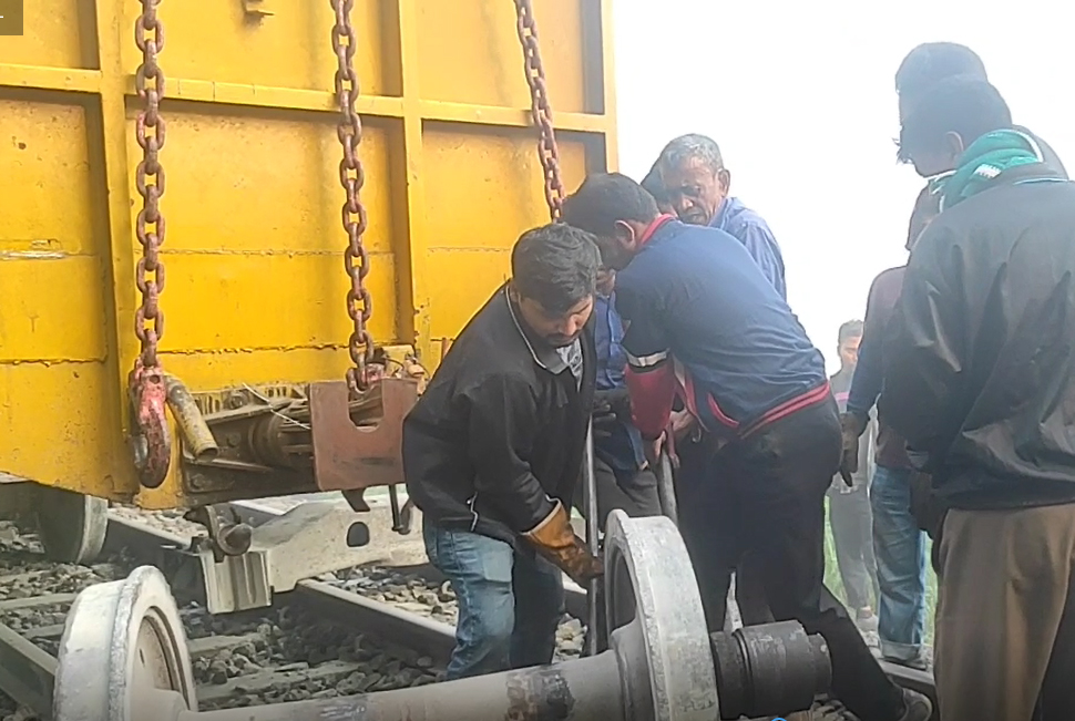 ১০ ঘণ্টা পর ঢাকার সঙ্গে উত্তর ও দ‌ক্ষিণ-পশ্চিমাঞ্চ‌লের ট্রেন চলাচল শুরু
