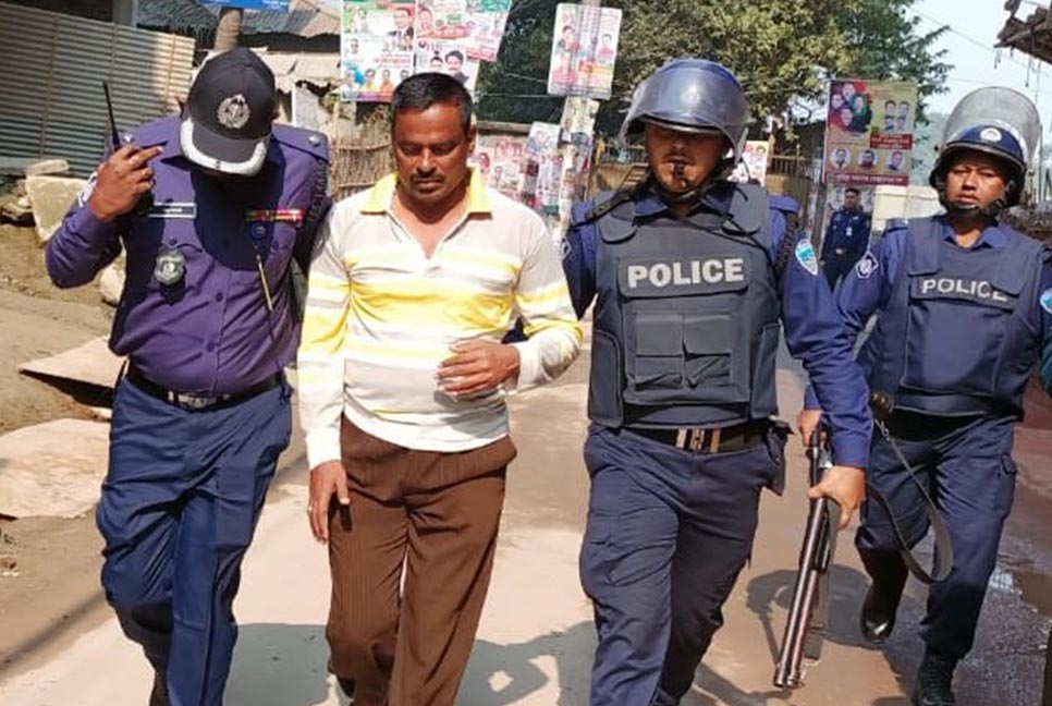 বিক্ষোভ মিছিলে পুলিশের ধাওয়া, যুবদল নেতা আটক