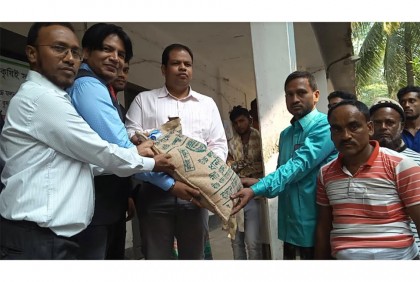 বাগেরহাটে কৃষকদের মাঝে
সার ও বোরো ধানের বীজ বিতরণ