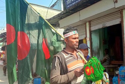 পথে পথে লাল-সবুজের ফেরিওয়ালা