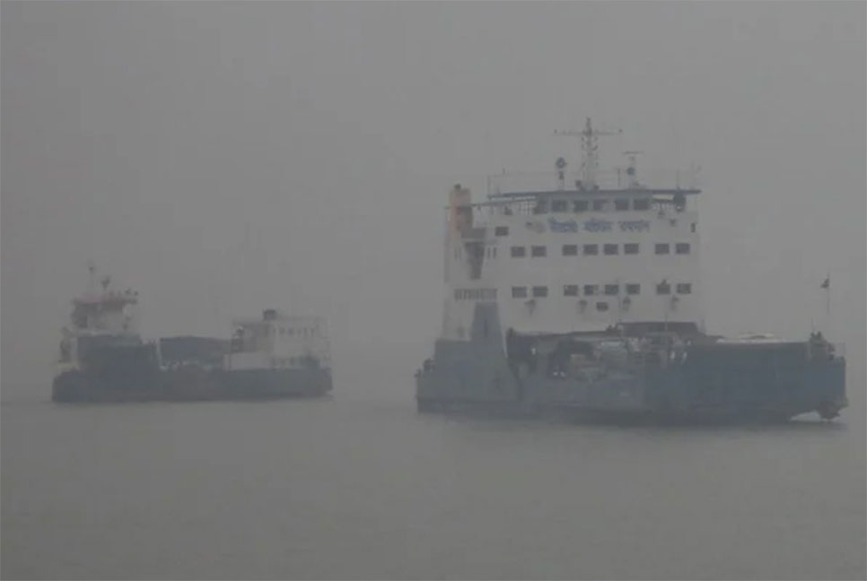 কুয়াশায় ব্যাহত হচ্ছে পাটুরিয়া-দৌলতদিয়ায় ফেরি চলাচল