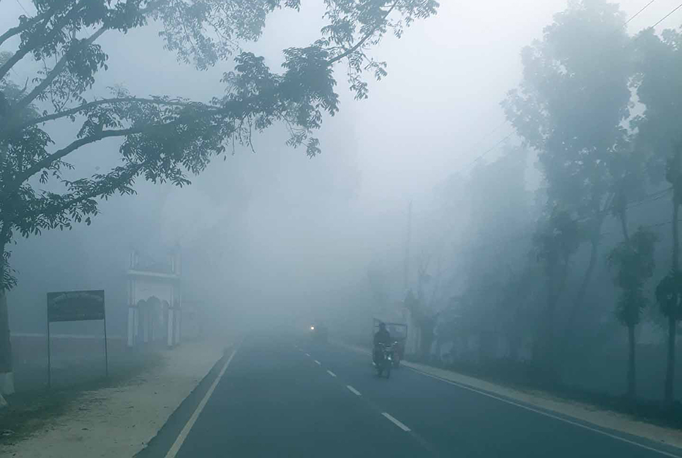 ঘন কুয়াশার চাদরে ঢাকা দিনাজপুর