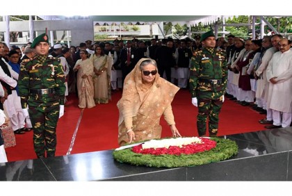 বঙ্গবন্ধুর প্রতিকৃতিতে প্রধানমন্ত্রীর শ্রদ্ধা