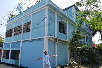 আর্জেন্টিনার পতাকার রঙে বাড়ি রাঙালেন সমর্থক