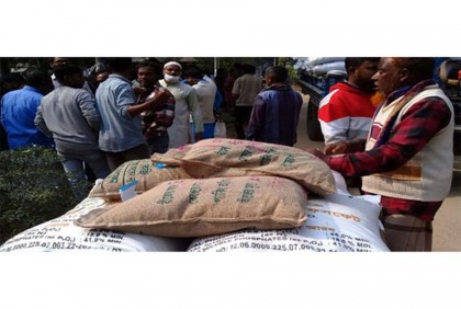 নবাবগঞ্জে কৃষি প্রণোদনা কর্মসূচির 
আওতায় ১৩ হাজার কৃষক