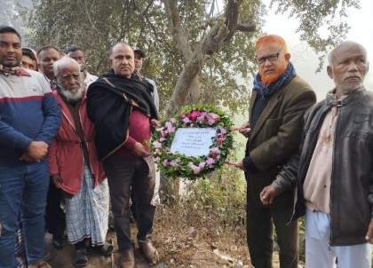 মুক্তিযুদ্ধে শহীদদের স্মরণে বড়ই গাছে শ্রদ্ধাঞ্জলি