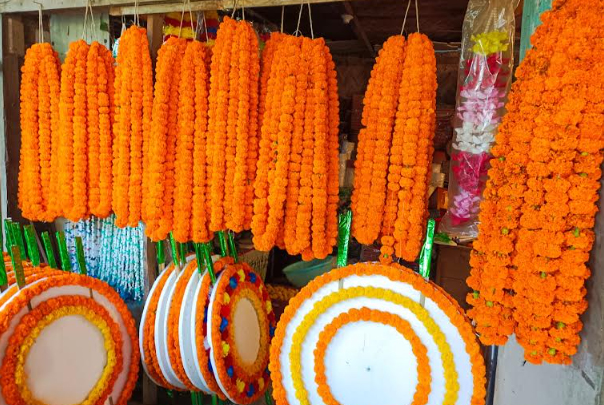 বিজয় দিবস উপলক্ষে পাহাড়ে লাখ টাকার ফুল বিক্রি