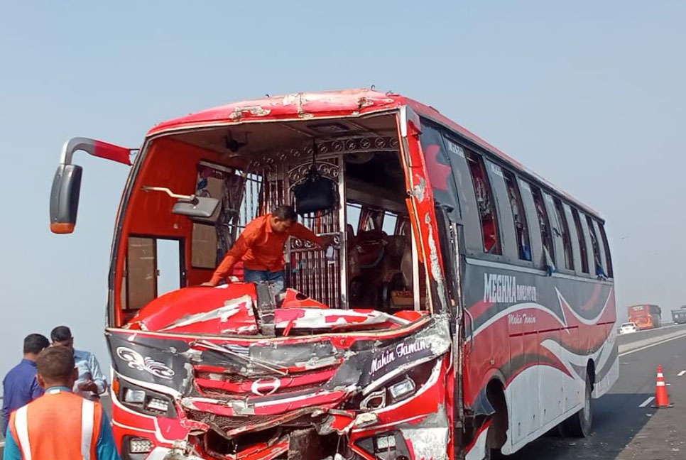ঘন কুয়াশায় পদ্মা সেতুতে দুর্ঘটনার কবলে তিন বাস, আহত ৫