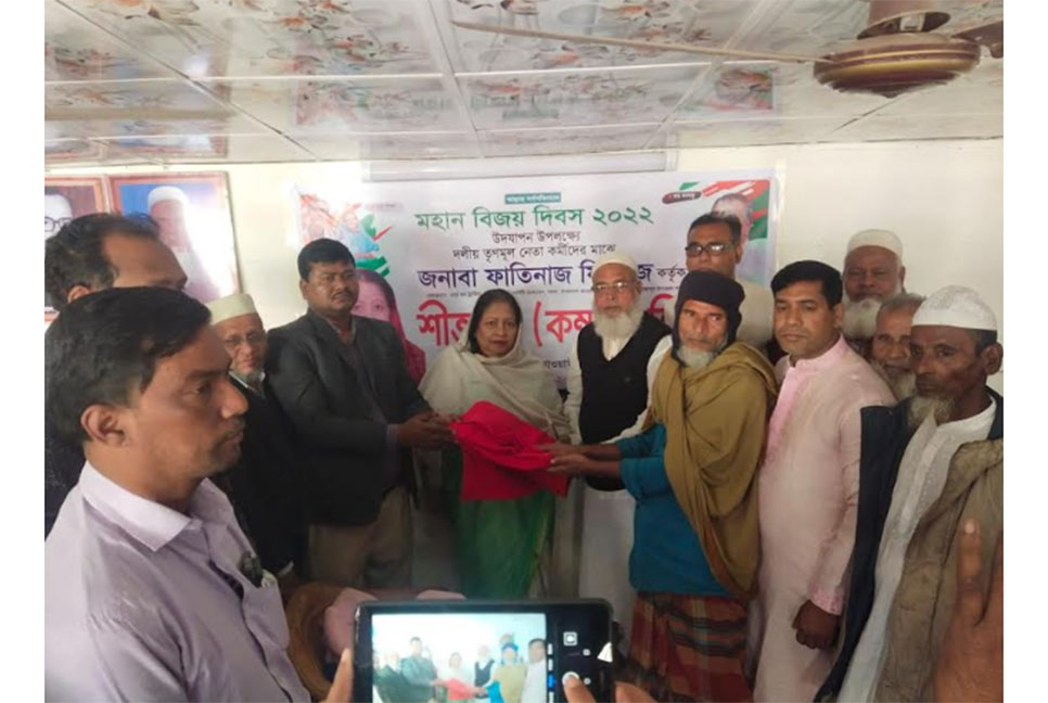 রাজাপুরে শীতার্তদের মাঝে কম্বল বিতরণ