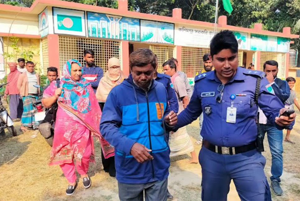 কুষ্টিয়ায় শিক্ষার্থীকে যৌন নিপীড়নে প্রধান শিক্ষককে পুলিশে সোপর্দ