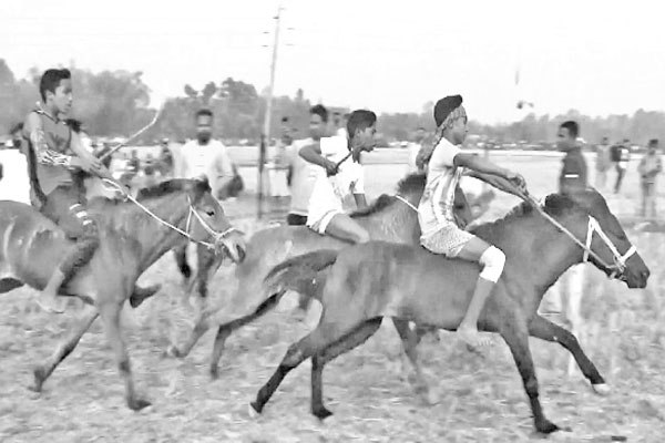 নীলফামারীতে ঐতিহ্যবাহী ঘোড়দৌড়