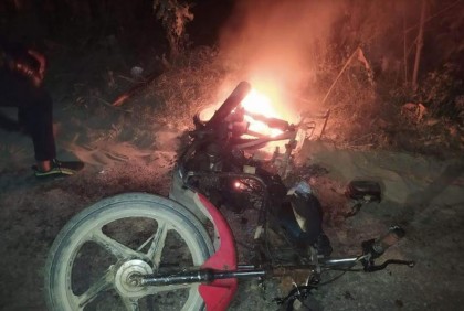 লক্ষ্মীপুরে ছাত্রলীগ ও কৃষক লীগ নেতার ওপর হামলা, মোটরসাইকেলে আগুন 
