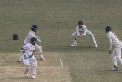 চট্টগ্রামে ব্যাটিং বিপর্যয়ে টাইগাররা, ফলোঅনে পড়ার শঙ্কা