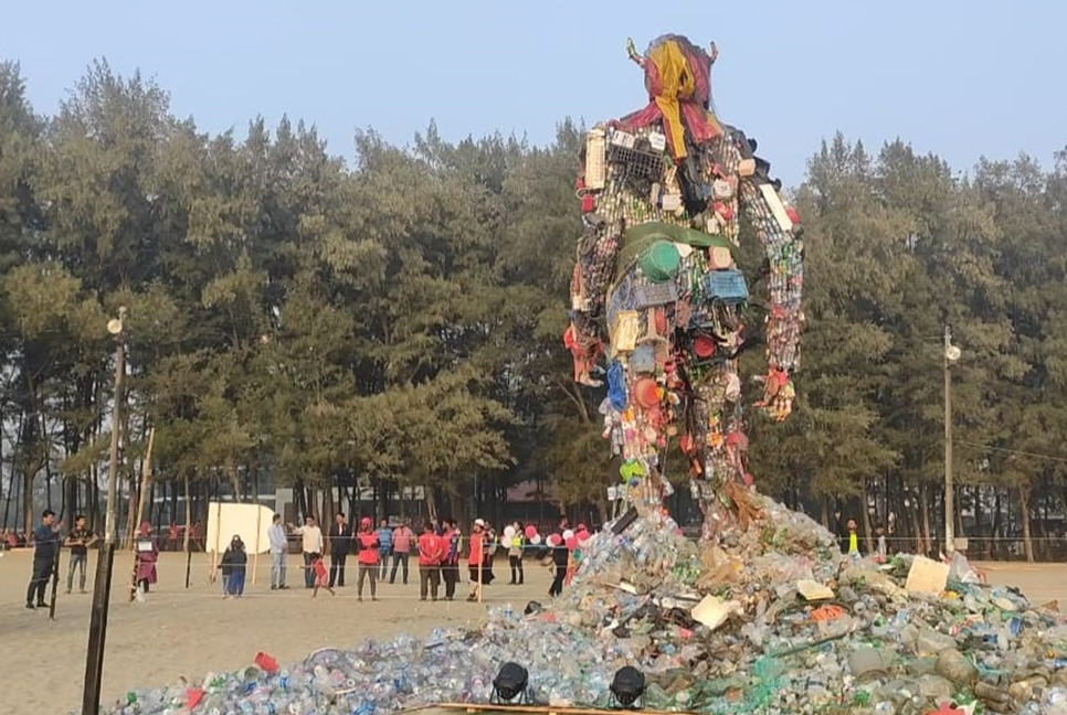 সমুদ্র সৈকতে প্লাস্টিক বর্জ্যে তৈরি ‌‘দানব’