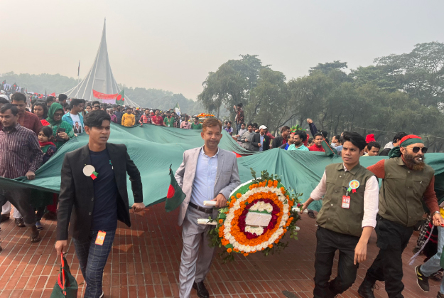 জাতীয় স্মৃতিসৌধে সর্বস্তরের মানুষের ঢল 
