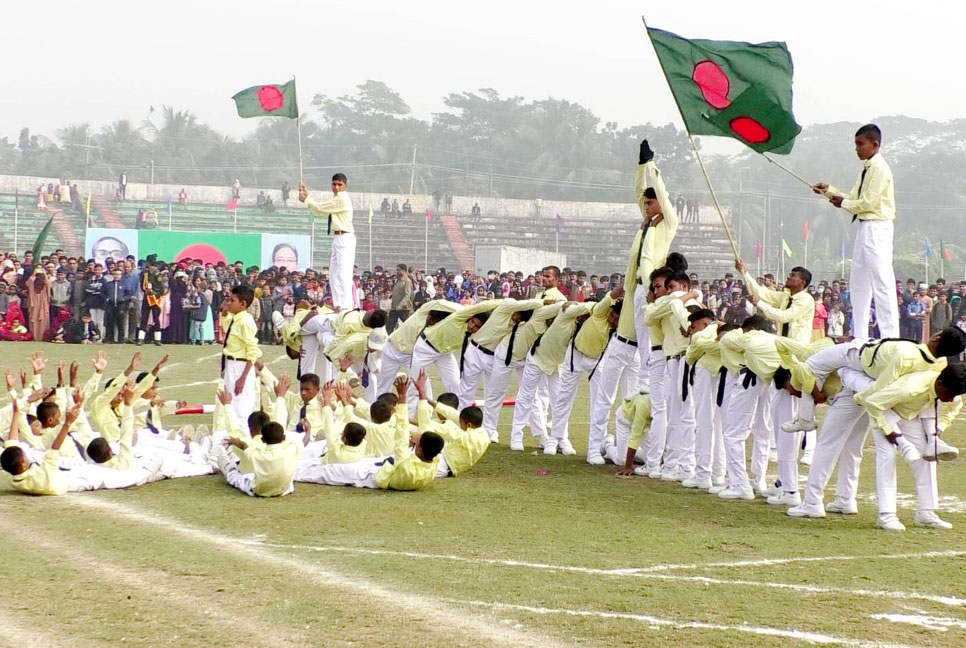 লক্ষ্মীপুরে স্মৃতিসৌধে সর্বস্তরের মানুষের শ্রদ্ধা