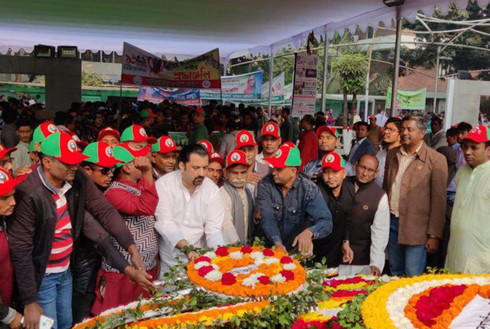 বিজয় দিবসে বঙ্গবন্ধুর প্রতিকৃতিতে শ্রদ্ধাঞ্জলি