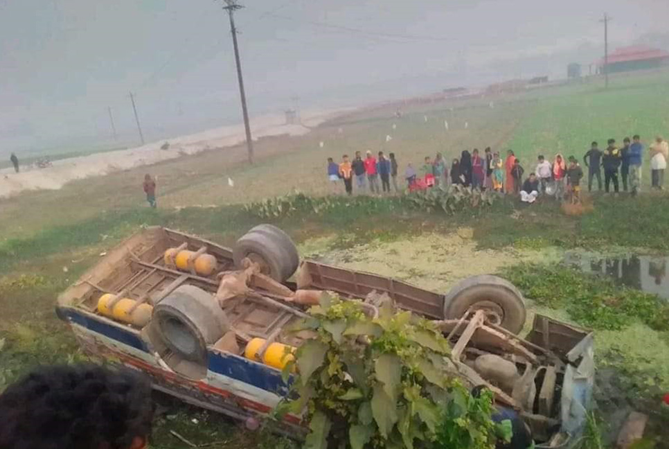 ধামরাইয়ে বাস খাদে পড়ে নিহত ২, আহত ৩০