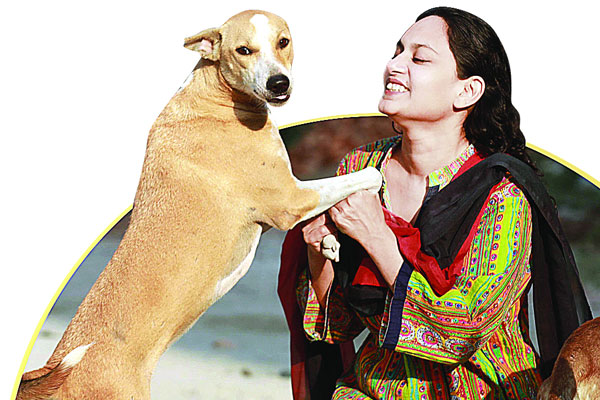 টিয়া চৌধুরী : অসহায় কুকুরের সেবায় অনন্য