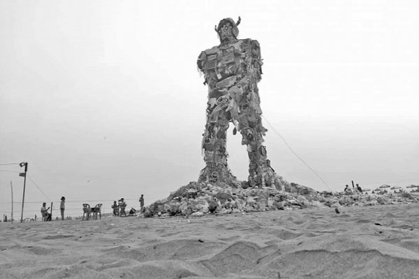 কক্সবাজার সমুদ্রসৈকতে প্লাস্টিকের দানব