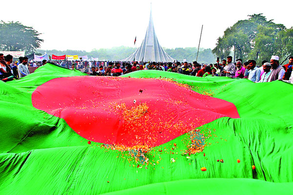 শ্রদ্ধা জাতীয় স্মৃতিসৌধে