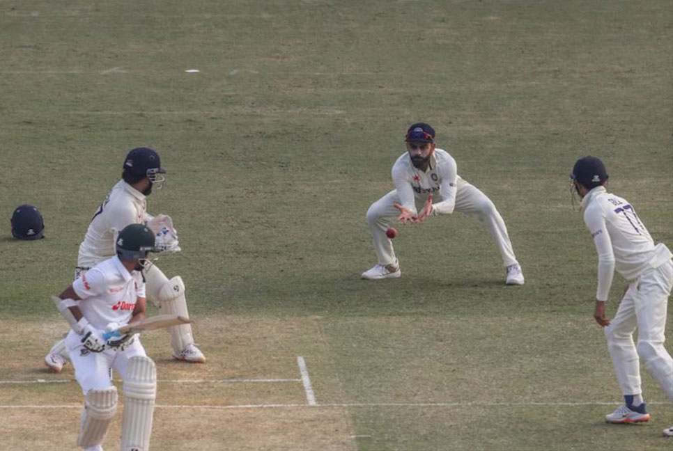 দিনের শুরুতেই মিরাজের বিদায়, সাকিবের ফিফটি