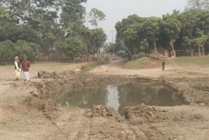 লালপুরে সরকারি রাস্তার মাটি যাচ্ছে ইটভাটায়!