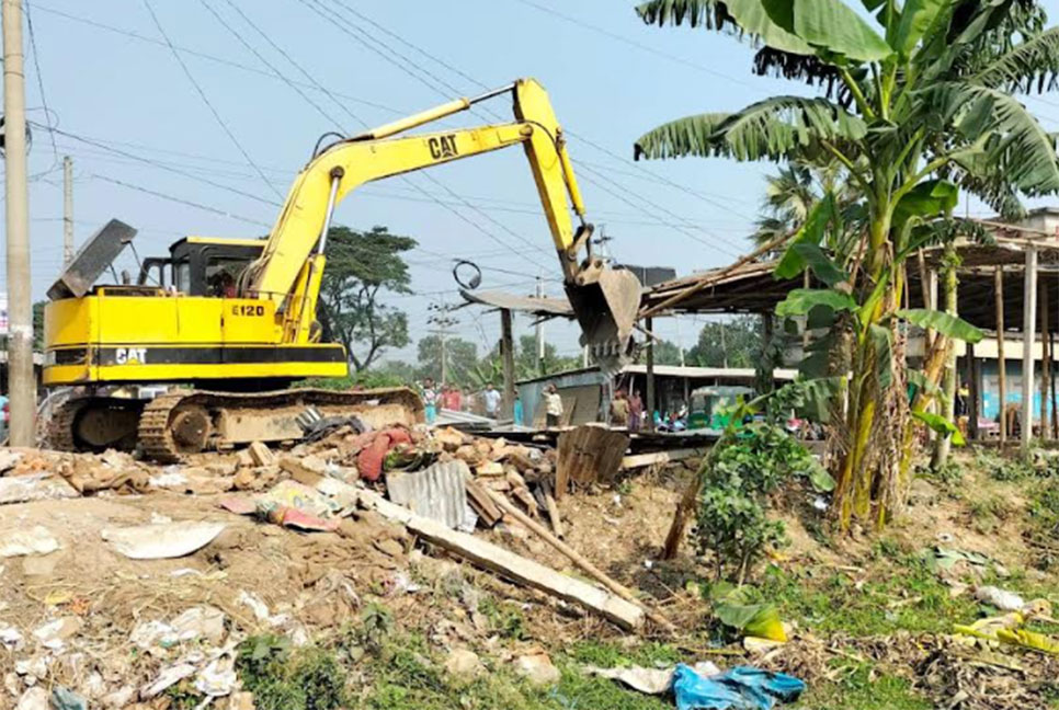 
হবিগঞ্জে মহাসড়কের পাশে অবৈধ স্থাপনা উচ্ছেদ