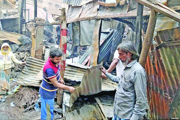 চকবাজারে হার্ডওয়্যার মার্কেটে অগ্নিকাণ্ড