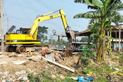 
হবিগঞ্জে মহাসড়কের পাশে অবৈধ স্থাপনা উচ্ছেদ