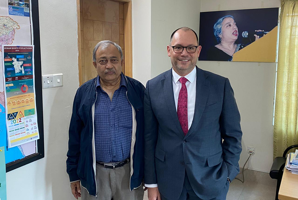 মার্কিন রাষ্ট্রদূতের আইন ও সালিশ কেন্দ্র অফিস পরিদর্শন

