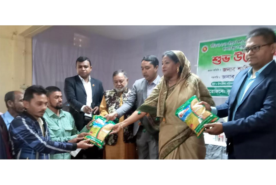 
কলাপাড়ায় প্রান্তিক কৃষকদের মাঝে বিনামূল্যে বীজ ও সার বিতরণ 