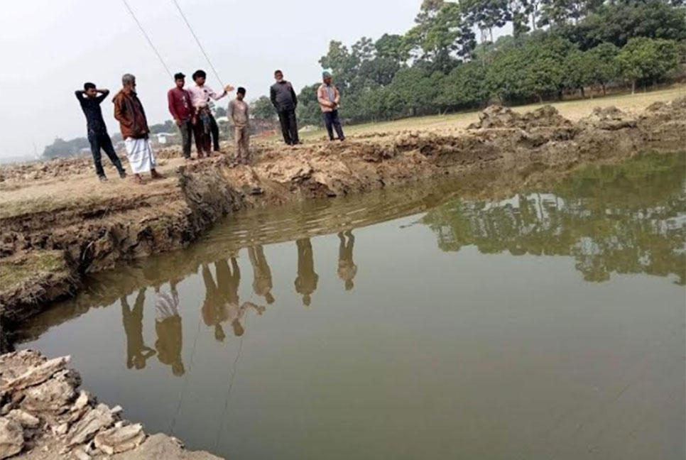 লালপুরে সরকারি সড়ক কেটে ইটভাটায় মাটি বিক্রয়,
পথচারীদের চরম দুর্ভোগ