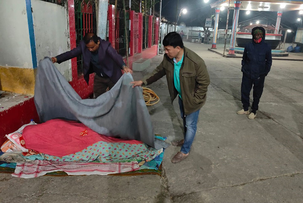 আখাউড়ায় ছিন্নমূল শীতার্তদের মাঝে কম্বল বিতরণ