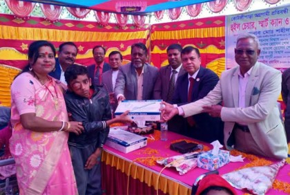 কোটালীপাড়ায় প্রতিবন্ধী শিক্ষার্থীদের মাঝে হুইল চেয়ার, স্মার্ট ক্যান ও শীতবস্ত্র বিতরণ 