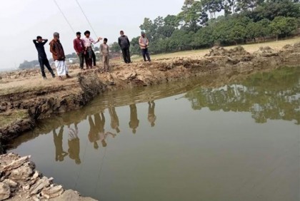 লালপুরে সরকারি সড়ক কেটে ইটভাটায় মাটি বিক্রয়,
পথচারীদের চরম দুর্ভোগ