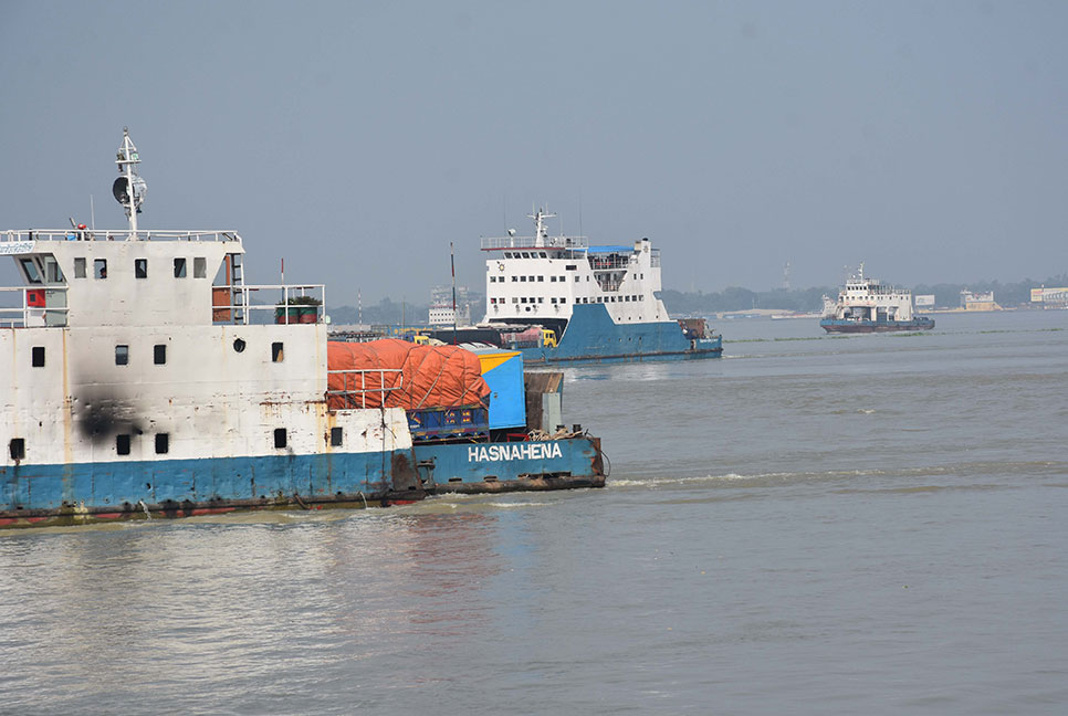 ৪ ঘণ্টা পর শরীয়তপুর-চাঁদপুর রুটে ফেরি চলাচল শুরু