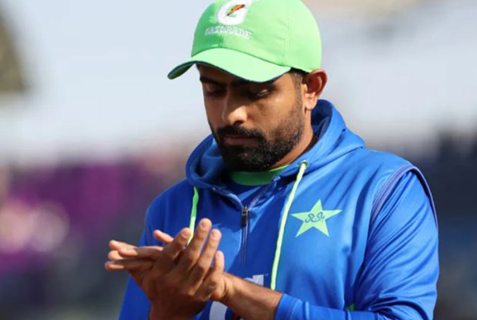 ঘরের মাঠে হোয়াইটওয়াশ; নেতৃত্ব ছাড়তে নারাজ বাবর