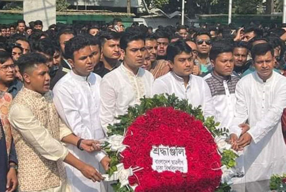 বঙ্গবন্ধুর প্রতিকৃতিতে ছাত্রলীগের নতুন কমিটির শ্রদ্ধা