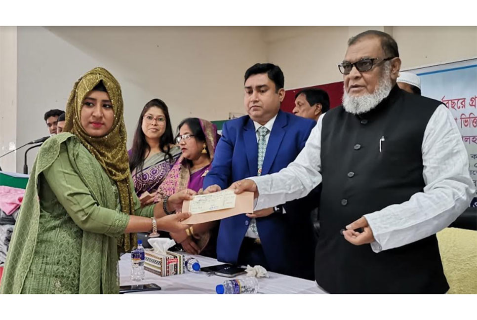 কালিয়াকৈরে চেক ও শীতবস্ত্র বিতরণ অনুষ্ঠান