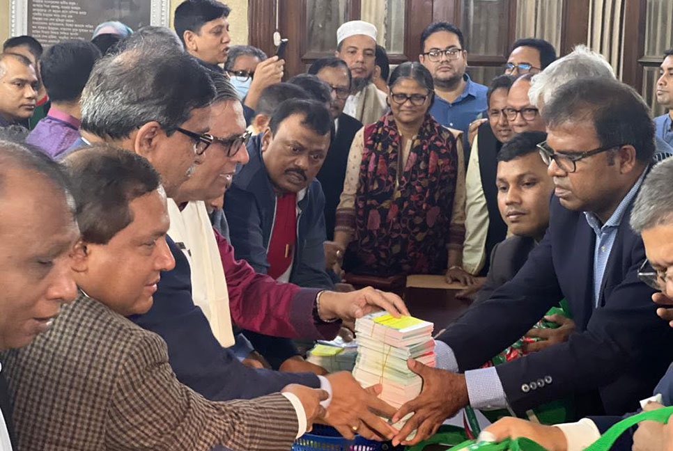 সম্মেলনের কাউন্সিলর ও ডেলিগেট কার্ড বিতরণ করছে আওয়ামী লীগ