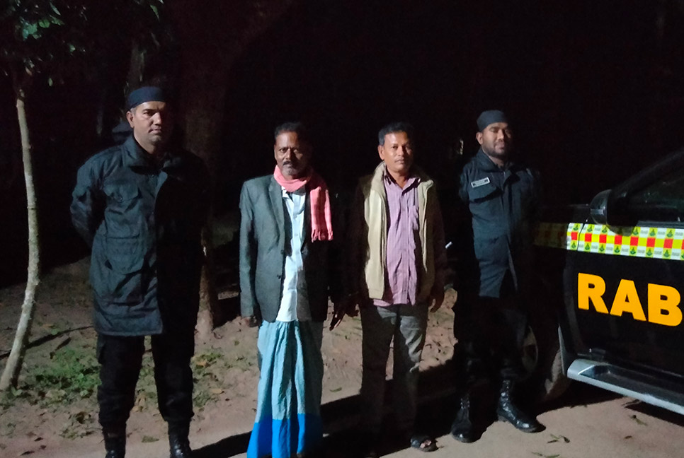 ট্রেনের টিকেট কালোবাজারির অভিযোগে আটক ২