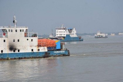 ৪ ঘণ্টা পর শরীয়তপুর-চাঁদপুর রুটে ফেরি চলাচল শুরু
