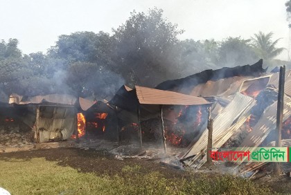 গোবিন্দগঞ্জে পাটের গুদামে আগুন, পুড়ে গেছে ৩ বাড়ি
